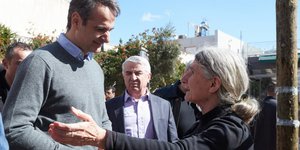 Στιγμιότυπο από την επίσκεψη Μητσοτάκη στη Μάνδρα (Φωτογραφία: ΓΡ. ΤΥΠΟΥ ΝΔ/ΔΗΜΗΤΡΗΣ ΠΑΠΑΜΗΤΣΟΣ/EUROKINISSI)