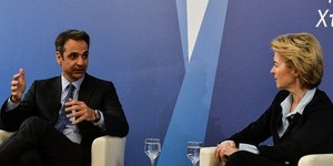 Ο πρόεδρος της ΝΔ με τη Γερμανίδα υπ. Αμυνας/ Φωτογραφία: EUROKINISSI- ΤΑΤΙΑΝΑ ΜΠΟΛΑΡΗ