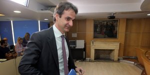 Μητσοτάκης: Θα κόψουμε μισθούς από μη παραγωγικούς υπαλλήλους για να δώσουμε πρι