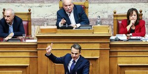 Μητσοτάκης και Βούτσης στη Βουλή /Φωτογραφία: Εurokinissi