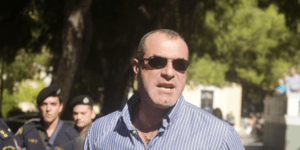 Προκλητικός και μαινόμενος ο Μίχος κινήθηκε απειλητικά εναντίον των δημοσιογράφω