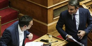 Ο Αλέξης Τσίπρας και ο Κυριάκος Μητσοτάκης στη Βουλή / Φωτογραφία: Nikos Libertas / SOOC