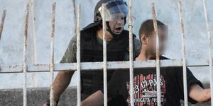 Σοκαριστικό βίντεο -Οπαδός έχασε το χέρι του από χειροβομβίδα κατά τη διάρκεια ε