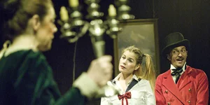 THEATRALE: Κλασσικός Χίτσκοκ και η «Rebecca» της Ντι Μωριέ