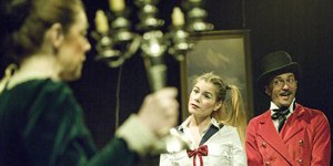 THEATRALE: Κλασσικός Χίτσκοκ και η «Rebecca» της Ντι Μωριέ