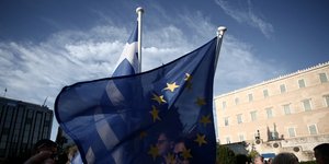 Μπροστά από τη Βουλή/Φωτογραφία: Eurokinissi