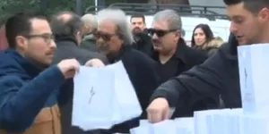 Στιγμιότυπο από το μνημόσυνο. Στη μέση ο πατέρας του αδικοχαμένου τραγουδοποιού / Φωτογραφία: YouTube