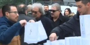 Στιγμιότυπο από το μνημόσυνο. Στη μέση ο πατέρας του αδικοχαμένου τραγουδοποιού / Φωτογραφία: YouTube