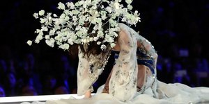 Η Μινγκ Σι έπεσε στο σόου της Victoria's Secret (Φωτογραφία: ΑΠΕ/ EPA/SHERWIN)