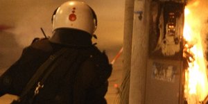 Επίθεση με μολότωφ σε διμοιρία των ΜΑΤ έξω από τα γραφεία του ΠΑΣΟΚ
