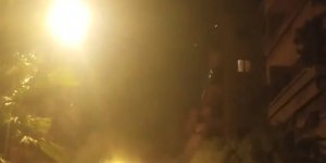 Κουκουλοφόροι εκτοξεύουν βόμβες μολότοφ από τις ταράτσες