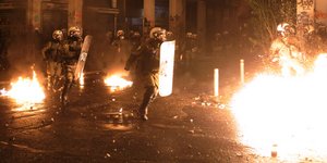 «Βροχή» οι μολότοφ στα Εξάρχεια (Φωτογραφία αρχείου: EUROKINISSI/ΤΑΤΙΑΝΑ ΜΠΟΛΑΡΗ)