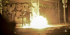 Βόμβες μολότοφ στα Εξάρχεια (Φωτογραφία αρχείου: EUROKINISSI/ΤΑΤΙΑΝΑ ΜΠΟΛΑΡΗ)