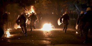 Μολότοφ εναντίον των ΜΑΤ στα Εξάρχεια/ Φωτογραφία αρχείου: EUROKINISSI- ΜΙΧΑΛΗΣ ΚΑΡΑΓΙΑΝΝΗΣ