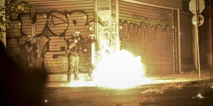 Διπλή επίθεση εναντίον των ΜΑΤ (Φωτογραφία αρχείου: EUROKINISSI/ΤΑΤΙΑΝΑ ΜΠΟΛΑΡΗ)