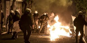 Επιθέσεις με μολότοφ εναντίον των ΜΑΤ/ Φωτογραφία αρχείου: EUROKINISSI- ΤΑΤΙΑΝΑ ΜΠΟΛΑΡΗ