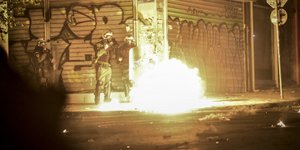 Επίθεση με μολότοφ εναντίον των ΜΑΤ (Φωτογραφία αρχείου: EUROKINISSI/ΤΑΤΙΑΝΑ ΜΠΟΛΑΡΗ)