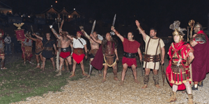 Εκπαίδευση με σπαθιά και μάχη στην αρένα στη μοναδική σχολή για μονομάχους στον 