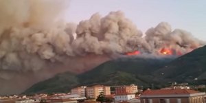 Η φωτιά μαίνεται σε δασική περιοχή του Μόντε Σέρα (Φωτογραφία: ΥouTube) 