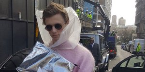 Το μοντέλο «Μαξιμίλιαν Μπούχαρεστ» στην Εβδομάδα Μόδας του Λονδίνου