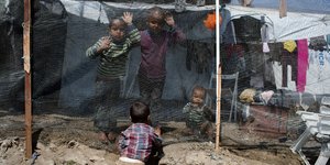 Τα παιδιά είναι τα πιο αθώα θύματα αυτού του εφιάλτη στο hotspot στη Μόρια (Φωτογραφία: ΑΡ) 