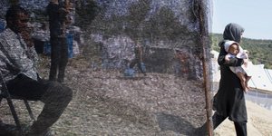 Σχεδόν 8.500 ψυχές παραμένουν «στοιβαγμένες» στο hot spot της Μόρια (Φωτογραφία: AP/Petros Giannakouris)