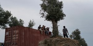 Οι πρόσφυγες στη Μόρια αγωνιούν για την έλευση του χειμώνα (Φωτογραφία: AP/Petros Giannakouris) 