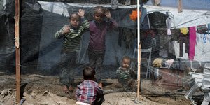 προσφυγόπουλα στη Μόρια/Φωτογραφία: AP