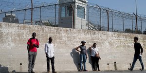 Πρόσφυγες έξω από τα τείχη του προσφυγικού καταυλισμού της Μόρια (Φωτογραφία αρχείου: ΑΡ/Petros Giannakouris)
