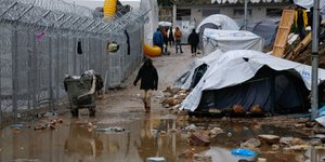 WSJ: Ο πρόσφυγες στη Μόρια επέστρεψαν στη Λίθινη Εποχή -Χωρίς ρεύμα