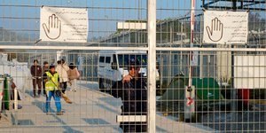 Πολλοί μετανάστες περιμένουν μήνες το πράσινο φως για την αναχώρησή τους από τα κέντρα φιλοξενίας (ASSOCIATED PRESS)