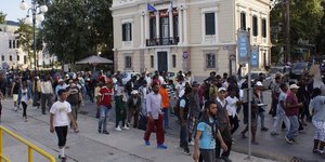 (Πορεία διαμαρτυρίας πραγματοποίησαν πρόσφυγες έξω απο το Δημαρχείο. Φωτογραφία: Στρατής Μπαλάσκας/ΑΠΕ)