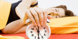 Ξυπνητήρι που «τρώει» χαρτονομίσματα εξασφαλίζει σίγουρο πρωϊνό ξύπνημα [βίντεο]