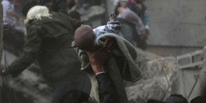 Σπαρακτικές στιγμές από τη διάσωση ενός νεογέννητο από τα συντρίμμια του εμφυλίο