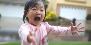 Ενα κοριτσάκι 15 μηνών έχει τρελάνει το Διαδίκτυο -Βλέπει για πρώτη φορά βροχή κ