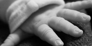 Βουτιά θανάτου βρέφους από τον τέταρτο όροφο