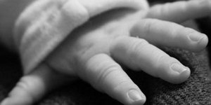 Στο νοσοκομείο με εγκαύματα βρέφος 18 μηνών που κατάπιε μπαταρία