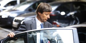 Επικεφαλής Κομισιόν: Περικοπές παντού και μειώσεις μισθών