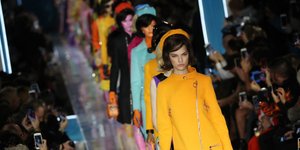 Εμπευσμένη από τη δεκαετία του '60 η φθινοπωρινή κολεξιόν της Moschino. Φωτογραφία: Splash News