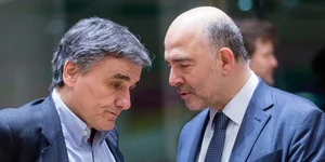 Ο ευρωπαίος Επίτροπος Πιέρ Μοσκοβισί με τον Ελληνα υπουργό Οικονομικών