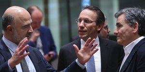 Ο Πιέρ Μοσκοβισί και ο Ευκλείδης Τσακαλώτος στην συνεδρίαση του Γιούρογκρουπ- φωτογραφία AP