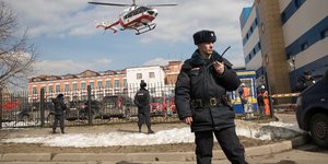 Χιλιάδες άνθρωποι απομακρύνθηκαν από τα εμπορικά κέντρα (Φωτογραφία αρχείου: ΑΡ/Pavel Golovkin)