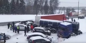 Τουλάχιστον 50 οχήματα ενεπλάκησαν σε τροχαία σε αυτοκινητόδρομο έξω από τη Μόσχα (Φωτογραφία: YouTube)