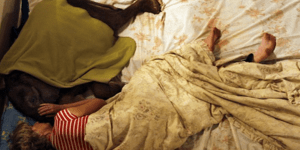 Γυναίκα υιοθέτησε ορφανό ελεφαντάκι και κοιμούνται μαζί [εικόνες]