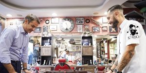 Ο Μητσοτάκης στο κουρείο του Μοσχάτου