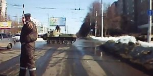 «Δολοφόνος» οδηγεί τανκ στην χιονισμένη Μόσχα και πέφτει σε κολόνα