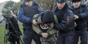 Πάνω από 260 συλλήψεις σε διαδήλωση κατά του Πούτιν (Φωτογραφία: AP/ Dmitri Lovetsky)