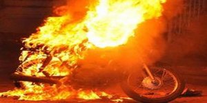 Αγνωστοι έκαψαν πέντε μηχανές στον Πειραιά