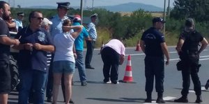 Απέκλεισαν με τα οχήματά τους το δρόμο και στα δύο ρεύματα