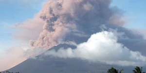 To ηφαίστειο Σοπουτάν βρυχάται και πάλι στο Σουλαουέζι της Ινδονησίας (Φωτογραφία: ΑΡ)